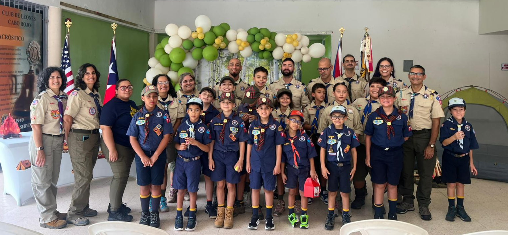 Líderes y Cobitos de la Manada 702 con sus uniformes Clase A