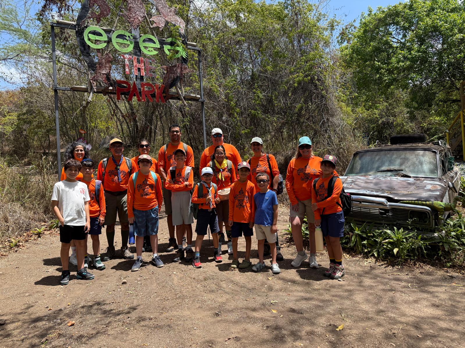 La manada y sus padres posando frente a la entrada del parque Reino Aventura
