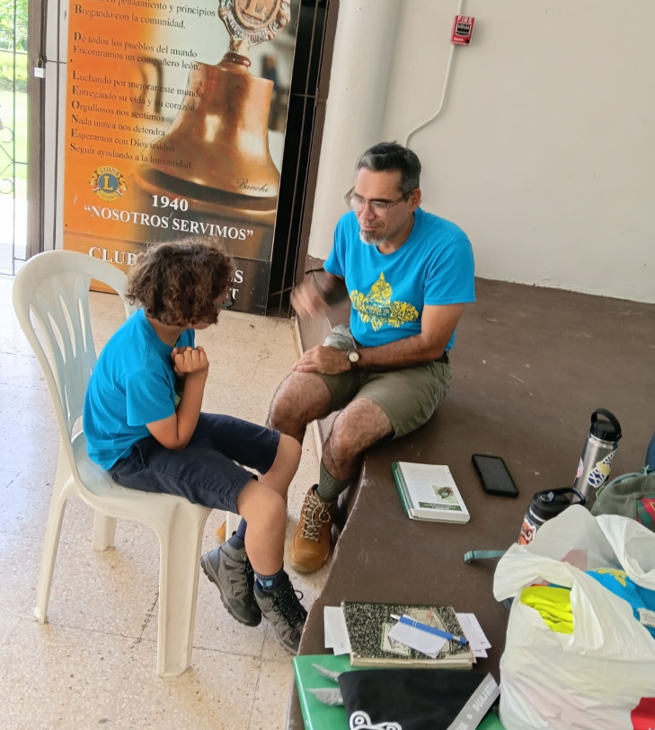 Líder explicando Geocahing